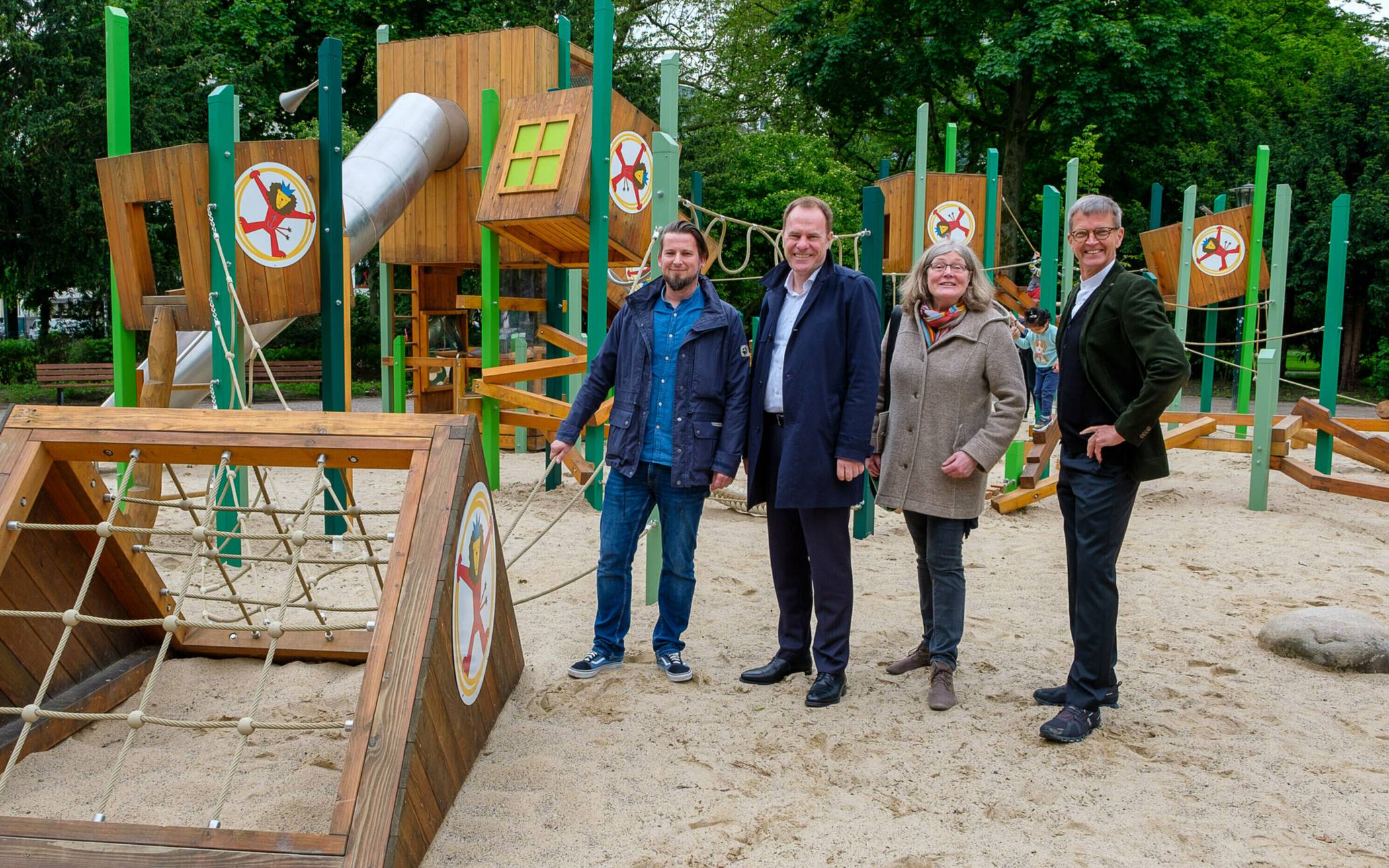 Eröffneten den neuen Spielplatz im Hofgarten: (v. l.) Mattis Ricken vom Gartenamt, OB Stephan Keller, Bezirksbürgermeisterin Annette Klinke und Bürgermeister Josef Hinkel.
